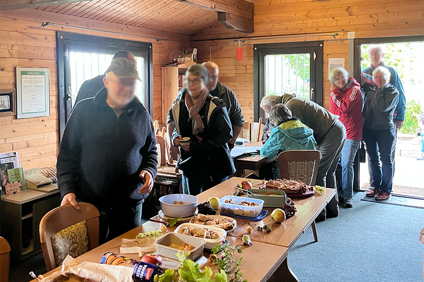 Gemeinschaftsdienst: anschließend ist noch Zeit für Gespräche und ein leckeres Stück Kuchen
