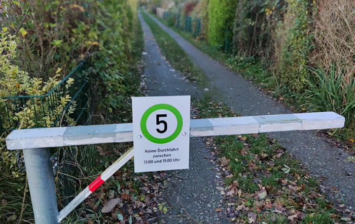 Schranke mit Tempo-5-Schild