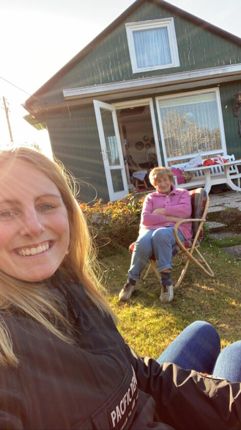 Liesebth_D_mit_Enkelin_Jorina_D Schöne Momente im Garten: Jorina und Liesbet D. vor ihrem Gartenhaus